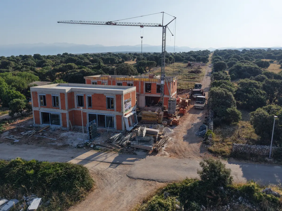 Profesionalna montaža staklenih sistema — klizne stijene, ograde, pergole i zimski vrtovi