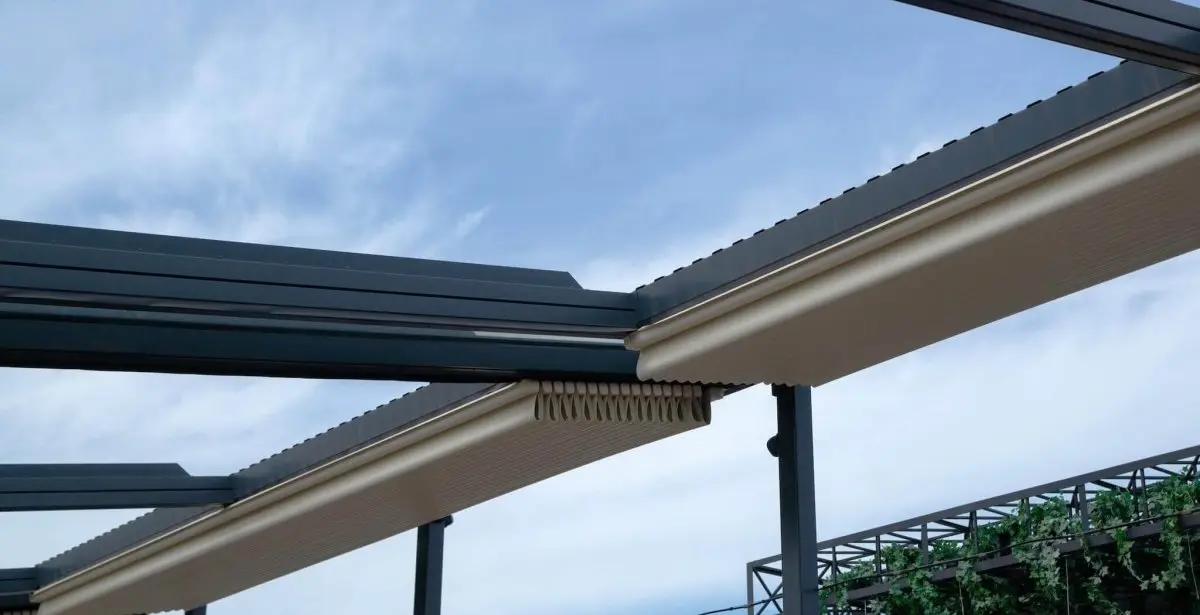 Aluminijska pergola s uvlačivim platnom na suvremenoj terasi